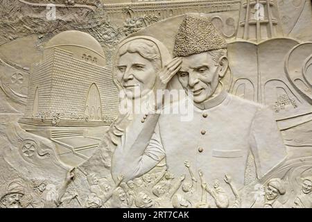 Détail de Muhammad Ali Jinnah et sa sœur sur le monument du Pakistan à Islamabad Banque D'Images