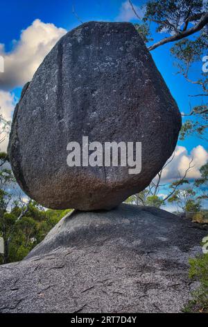 Incroyable rocher équilibré de granit sombre dans le parc national de Porongurup, Australie occidentale Banque D'Images
