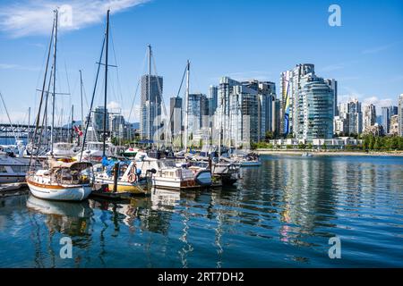 Spruce Harbour Marina et la Skyline du centre-ville de Vancouver, False Creek, Vancouver, Colombie-Britannique, Canada. Banque D'Images