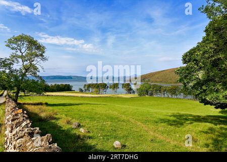 Applecross Bealach na Ba vue de la route à travers la baie d'Applecross et les arbres et pâturages à la fin de l'été Banque D'Images