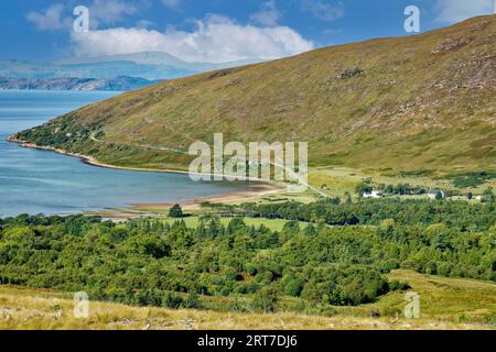 Applecross Bealach na Ba vue de la route à travers la baie d'Applecross et les arbres à la fin de l'été Banque D'Images