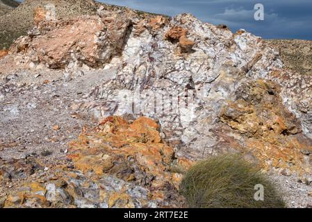 Ignibrite est un gisement de flux pyroclastique (roche volcanique). Cette photo a été prise dans Cabo de Gata Geopark, province d'Almeria, Andalousie, Espagne. Banque D'Images