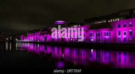 Scottish Goveernment Building Victoria Quay s'est illuminé rose la nuit pour Edinburgh Moonwalk, Écosse, Royaume-Uni Banque D'Images