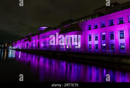 Scottish Goveernment Building Victoria Quay s'est illuminé rose la nuit pour Edinburgh Moonwalk, Écosse, Royaume-Uni Banque D'Images