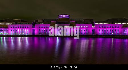 Scottish Goveernment Building Victoria Quay s'est illuminé rose la nuit pour Edinburgh Moonwalk, Écosse, Royaume-Uni Banque D'Images