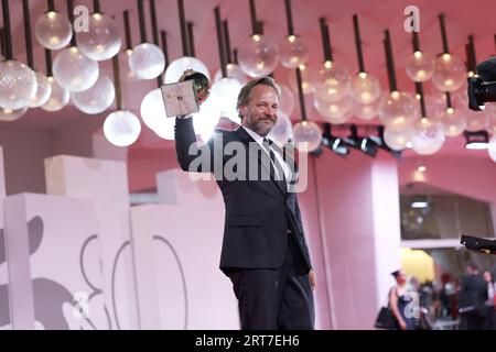 VENISE, ITALIE - 09 septembre : Peter Sarsgaard pose avec le prix du meilleur acteur pour « mémoire » lors du photocall du gagnant au 80e Festival international du film de Venise le 09 septembre 2023 à Venise, Italie (photo de Mark Cape/Insidefoto) Banque D'Images