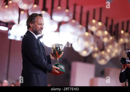 VENISE, ITALIE - 09 septembre : Peter Sarsgaard pose avec le prix du meilleur acteur pour « mémoire » lors du photocall du gagnant au 80e Festival international du film de Venise le 09 septembre 2023 à Venise, Italie (photo de Mark Cape/Insidefoto) Banque D'Images