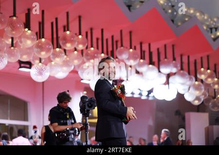 VENISE, ITALIE - 09 septembre : Peter Sarsgaard pose avec le prix du meilleur acteur pour « mémoire » lors du photocall du gagnant au 80e Festival international du film de Venise le 09 septembre 2023 à Venise, Italie (photo de Mark Cape/Insidefoto) Banque D'Images