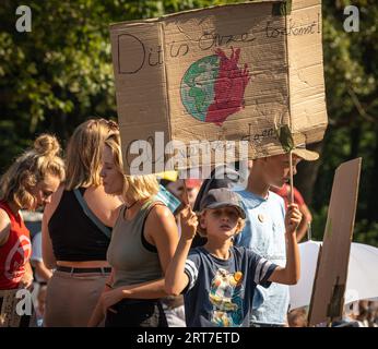 La Haye, pays-Bas, 09.09.2023, des militants pour le climat avec des banderoles bloquant l'autoroute lors d'une action de protestation contre les subventions aux combustibles fossiles Banque D'Images