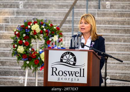 Roswell, Géorgie, États-Unis. 11 septembre 2023. Maire Pro TEM CHRISTINE HALL de Roswell, Géorgie, fournit une chronologie des événements du 11 septembre 2001, tandis que les citoyens se rassemblent sur les marches de l'hôtel de ville pour écouter le 11 septembre 2023. Crédit : ZUMA Press, Inc./Alamy Live News Banque D'Images