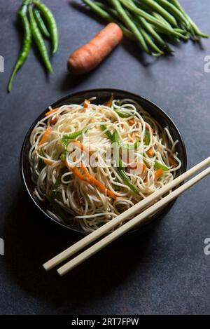 Plat chinois nouilles aux légumes servies dans un bol. Banque D'Images