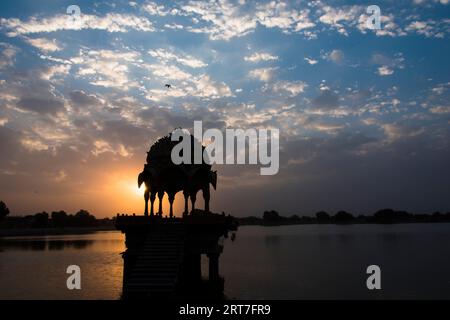 Lever du soleil à la destination touristique populaire Gadisar lac à Jaisalmer, Rajasthan, Inde. Banque D'Images