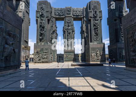 La chronique de Géorgie est un monument visible de loin sur le mont Kenisi près de Tbilissi, la capitale de la Géorgie. 16 colonnes s'élèvent à 35 mètres de haut. Des scènes bibliques sont représentées dans la partie inférieure. Au-dessus d'eux sont représentés des personnalités importantes pour l'histoire de la Géorgie. Le monument a été créé en 1985 par le sculpteur Zurab Tsereteli Banque D'Images