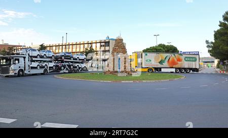Koper, Slovénie - 14 octobre 2014 : camion de transport devant la porte principale au terminal de fret et au port commercial. Banque D'Images