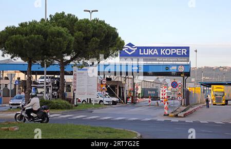 Koper, Slovénie - 14 octobre 2014 : porte principale du port commercial et du centre logistique du terminal de fret à Koper, Slovénie. Banque D'Images