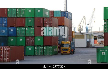 Koper, Slovénie - 14 octobre 2014 : conteneurs empilés au terminal Port Logistics Centre de Koper, Slovénie. Banque D'Images