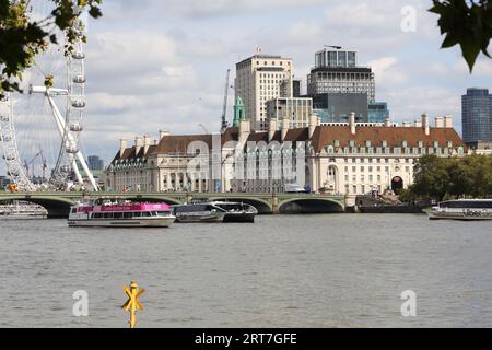 London Marriott Hotel County Hall, London Eye et pont Westminster vus depuis Victoria Tower Gardens South, Londres, Royaume-Uni Banque D'Images