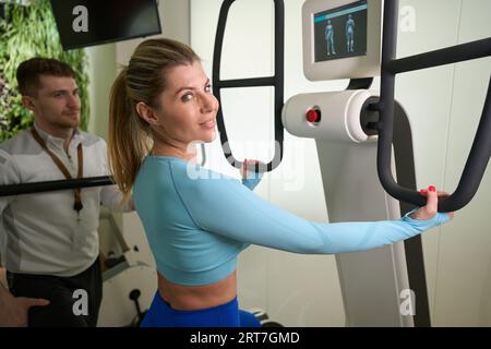 Belle femme posant à la caméra dans la clinique de fitness Banque D'Images