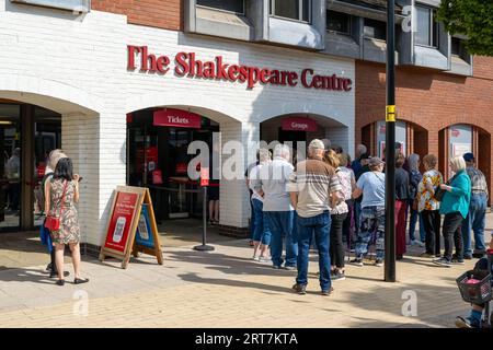 Les touristes font la queue pour entrer au Shakespeare Centre, Stratford on Avon, Warwickshire, Angleterre Banque D'Images