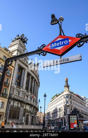 Station de métro Sevilla sur la Calle de Alcala avec l'hôtel four Seasons (à droite) et l'ancienne Banco de Bilbao (à gauche) en arrière-plan, Madrid, Espagne. Banque D'Images