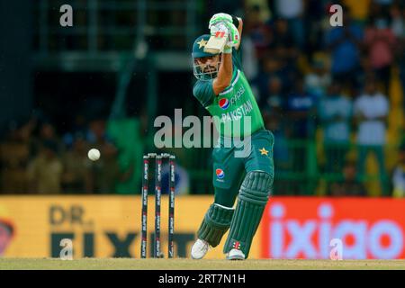 Colombo, Sri Lanka. 11 septembre 2023. Le capitaine pakistanais Babar Azam joue un coup de feu lors du match de cricket international d'une journée (ODI) de la coupe d'Asie 2023 entre l'Inde et le Pakistan au stade Premadasa de Colombo le 11 septembre 2023. Viraj Kothalwala/Alamy Live News Banque D'Images