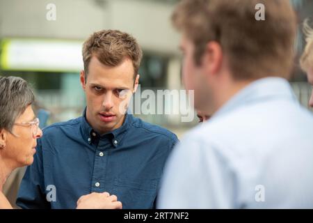 Anvers, Belgique. 11 septembre 2023. Jos d'Haese du PVDA est vu lors d'une cérémonie commémorative pour les victimes du tremblement de terre au Maroc, au Grote Markt, à Anvers, le lundi 11 septembre 2023. Le tremblement de terre qui a frappé le Maroc vendredi dernier a tué au moins 2 122 personnes et en a blessé plus de 2 400 autres. BELGA PHOTO JONAS ROOSENS crédit : Belga News Agency/Alamy Live News Banque D'Images