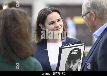 Stockholm, Suède . 11 septembre 2023. Le leader de l'opposition biélorusse en exil Svetlana Tikhanovskaya (C) s'entretient avec l'ancienne ministre suédoise des Affaires étrangères Ann Linde (L) et l'ancien Premier ministre Goran Persson à leur arrivée avant d'accepter le prix Anna Lindh 2023 lors d'une cérémonie commémorative organisée à l'église Katarina à Stockholm, Suède le 11 2023 septembre, 20 ans après le meurtre de Anna Lindh, politicienne suédoise et ministre des Affaires étrangères. Photo : Fredrik Sandberg/TT/kod 10080 crédit : TT News Agency/Alamy Live News Banque D'Images