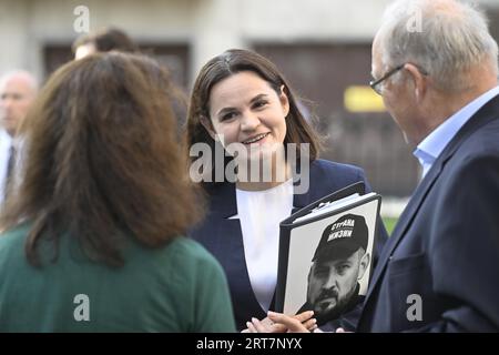 Stockholm, Suède . 11 septembre 2023. Le leader de l'opposition biélorusse en exil Svetlana Tikhanovskaya (C) s'entretient avec l'ancienne ministre suédoise des Affaires étrangères Ann Linde (L) et l'ancien Premier ministre Goran Persson à leur arrivée avant d'accepter le prix Anna Lindh 2023 lors d'une cérémonie commémorative organisée à l'église Katarina à Stockholm, Suède le 11 2023 septembre, 20 ans après le meurtre de Anna Lindh, politicienne suédoise et ministre des Affaires étrangères. Photo : Fredrik Sandberg/TT/kod 10080 crédit : TT News Agency/Alamy Live News Banque D'Images