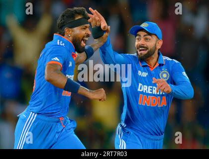 Colombo, Sri Lanka. 11 septembre 2023. L'Indien Hardik Pandya (G) célèbre avec Virat Kohli (R) après avoir pris le guichet du capitaine pakistanais Babar Azam (non représenté) lors du match international de cricket d'une journée (ODI) d'Asia Cup 2023 entre l'Inde et le Pakistan au stade Premadasa de Colombo le 11 septembre 2023. Viraj Kothalwala/Alamy Live News Banque D'Images