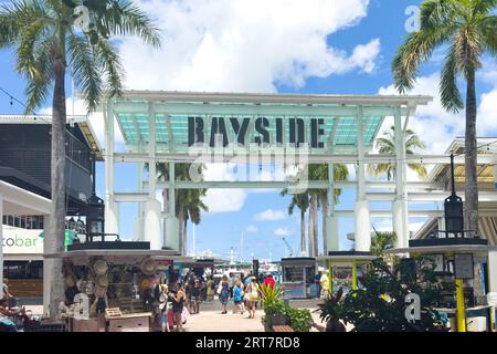 Miami, Floride - 25 août 2023 : Bayside Marketplace, un marché de festival dans le centre-ville de Miami, qui abrite un assortiment de saveurs internationales de plus de 100 magasins, magasins, restaurants et cafés. Banque D'Images