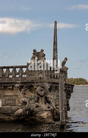 Miami, Floride - 25 août 2023 : Péniche brise-lames en pierre et magnifique Mansion Vizcaya sur la baie de Biscayne sous le ciel bleu. Banque D'Images