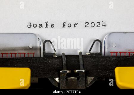Buts pour 2024 écrits sur une vieille machine à écrire Banque D'Images