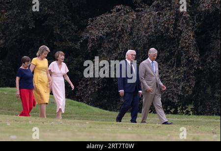 Bruxelles, Belgique. 11 septembre 2023. Doris Schmidauer, l'épouse du président autrichien Van der Bellen, la reine Mathilde de Belgique, Elke Buedenbender, l'épouse du président allemand Steinmeier, Frank-Walter Steinmeier et le roi Philippe - Filip de Belgique photographiés lors d'une promenade dans le jardin lors du 19e sommet informel des chefs d'État des pays germanophones, au Château Royal de Laken/Laeken, Bruxelles, le lundi 11 septembre 2023. BELGA PHOTO BENOIT DOPPAGNE crédit : Belga News Agency/Alamy Live News Banque D'Images