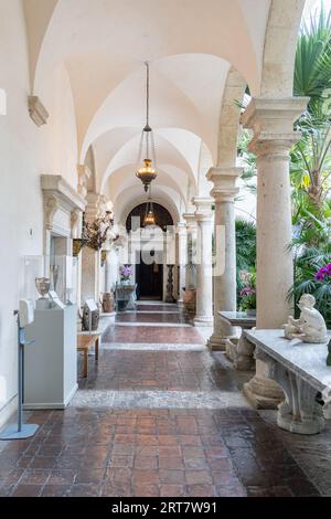 Miami, Floride - 25 août 2023 : intérieur de la Villa Vizcaya. L'ancienne villa et domaine de l'homme d'affaires James Deering, construit dans le quartier de Coconut Grove à Miami. Banque D'Images