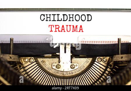 Symbole de traumatisme infantile. Mots conceptuels traumatisme de l'enfance tapé sur la belle vieille machine à écrire rétro. Beau fond de papier blanc. Psychologie des affaires Banque D'Images