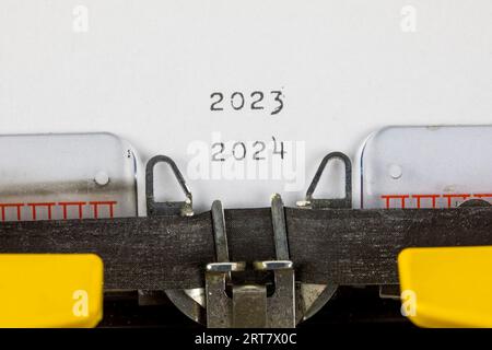 2023 - 2024 écrit sur une vieille machine à écrire Banque D'Images