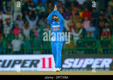 Colombo, Sri Lanka. 11 septembre 2023. Virat Kohli, l'Indien, se penche sur le match de cricket international d'une journée (ODI) de la coupe d'Asie 2023 entre l'Inde et le Pakistan au stade Premadasa de Colombo le 11 septembre 2023. Viraj Kothalwala/Alamy Live News Banque D'Images