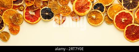 Bannière d'agrumes séchés, fruits tranchés d'orange et de mandarine, citron vert et citron, kumquat et tranches de pamplemousse Banque D'Images