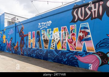 Miami, Floride - 25 août 2023 : saké sushi avec façade décorée colorée à Little Havana à Miami, Floride Banque D'Images