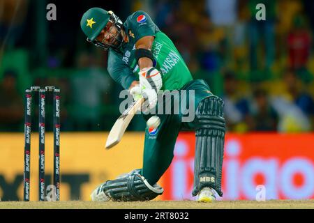 Colombo, Sri Lanka. 11 septembre 2023. Le Pakistanais Iftikhar Ahmed joue un tir lors du match de cricket international d'un jour de la coupe d'Asie 2023 Super four (ODI) entre l'Inde et le Pakistan au stade Premadasa de Colombo le 11 septembre 2023. Viraj Kothalwala/Alamy Live News Banque D'Images