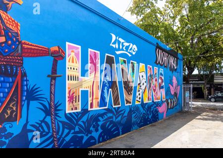 Miami, Floride - 25 août 2023 : saké sushi avec façade décorée colorée à Little Havana à Miami, Floride Banque D'Images