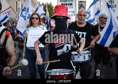 Jérusalem, Israël. 11 septembre 2023. Les Israéliens protestent devant la Cour suprême de Jérusalem contre le plan du gouvernement israélien Benjamin Netanyahu de réformer le système judiciaire. Crédit : Ilia Yefimovich/dpa/Alamy Live News Banque D'Images