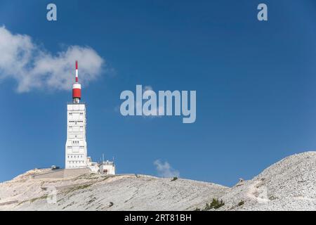 Tour de la station météorologique au sommet du Mont Ventoux, Vaucluse, Provence-Alpes-Côte d'Azur, Sud de la France Banque D'Images