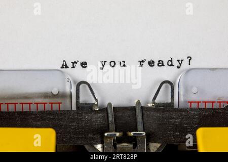 Es-tu prêt ? - écrit sur une vieille machine à écrire Banque D'Images