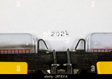 2024 écrit sur une vieille machine à écrire Banque D'Images