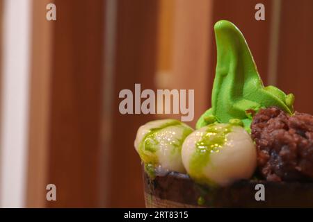 Une crème glacée aromatisée Matcha avec haricots rouges et boules de riz gluant sur un arc Banque D'Images