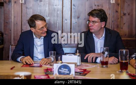 Munich, Bavière, Allemagne. 11 septembre 2023. Le ministre fédéral allemand de la Santé KARL LAUTERBACH a rejoint le chef du SPD bavarois FLORIAN von BRUNN à Munich, en Allemagne, lors de la campagne électorale du Landtag bavarois. (Image de crédit : © Sachelle Babbar/ZUMA Press Wire) USAGE ÉDITORIAL SEULEMENT! Non destiné à UN USAGE commercial ! Banque D'Images