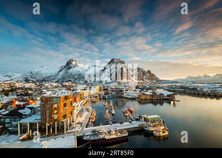 Vue sur le port de Svolvaer sur les îles Lofoten dans un lever de soleil coloré tôt le matin en hiver avec de la neige Banque D'Images