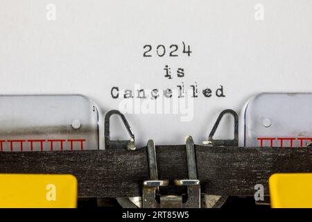 écrit sur la vieille machine à écrire avec le texte 2024 est annulé. Covid-19, coronavirus, 2024 est annulé Banque D'Images