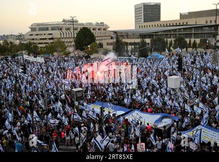 Jérusalem, Israël. 11 septembre 2023. Les manifestants anti-réforme judiciaire se rassemblent devant la Cour suprême à Jérusalem le lundi 11 septembre 2023, un jour avant que la haute Cour ne soit appelée à entendre une affaire historique sur la loi limitant la norme de la raisonnabilité. Photo de Debbie Hill/ crédit : UPI/Alamy Live News Banque D'Images